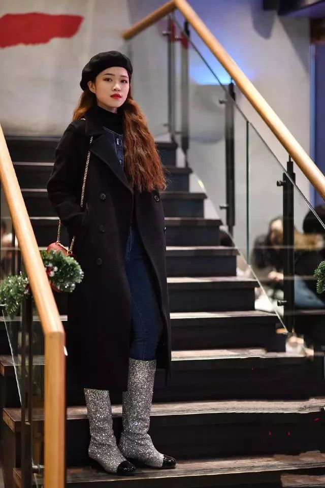 街拍:穿搭得体的美女,长相成熟气质典雅,真的吸引眼球