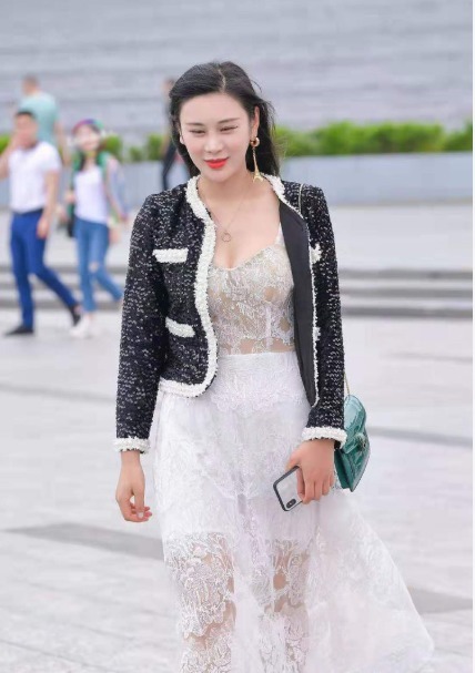 气质|白色蕾丝连衣裙搭配黑色白色斑点外套,轻薄透气,层次感十足