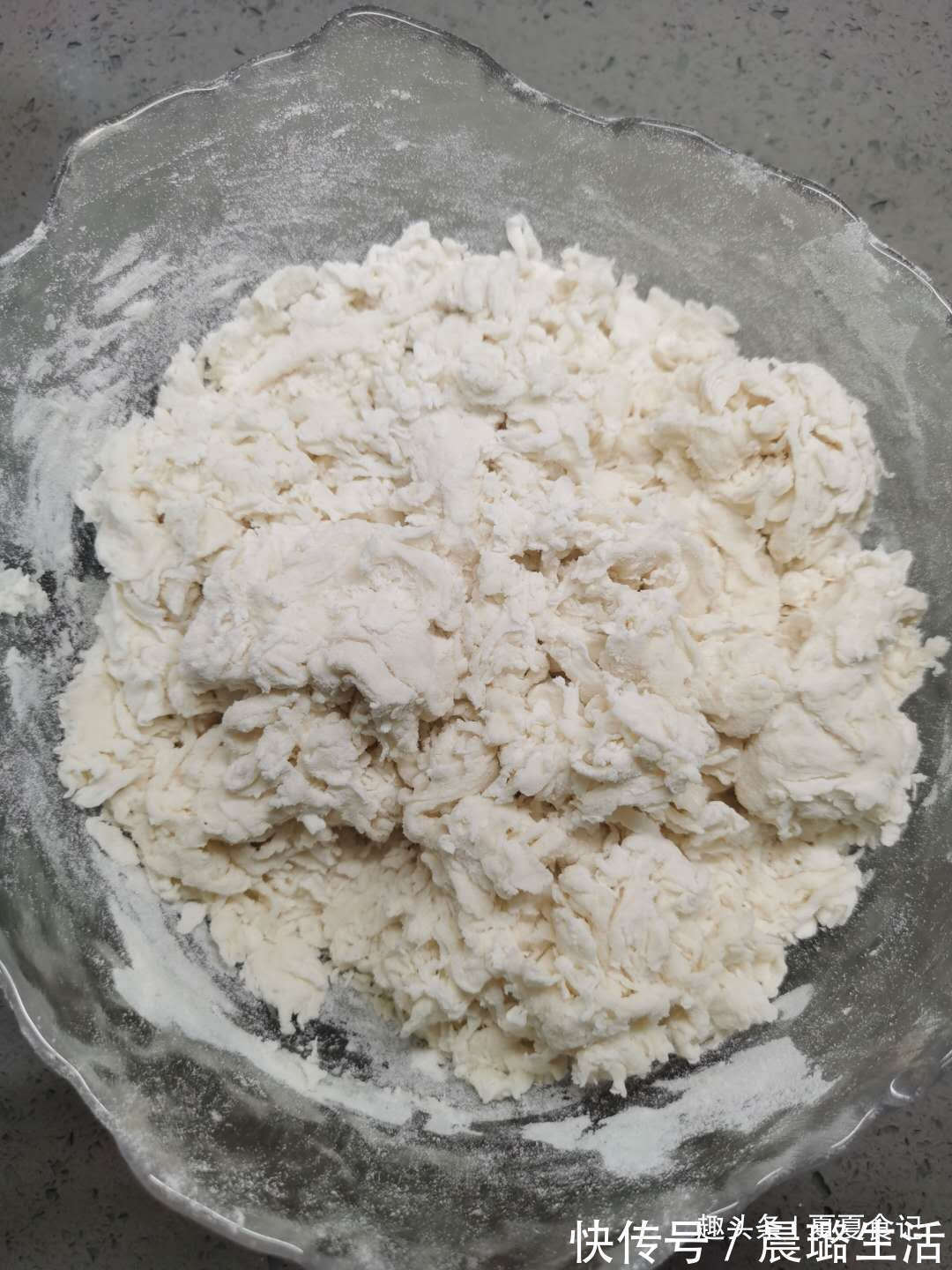 自从学会这早餐，儿子就迷上了它，卷一卷煎一煎，蓬松酥脆香喷喷