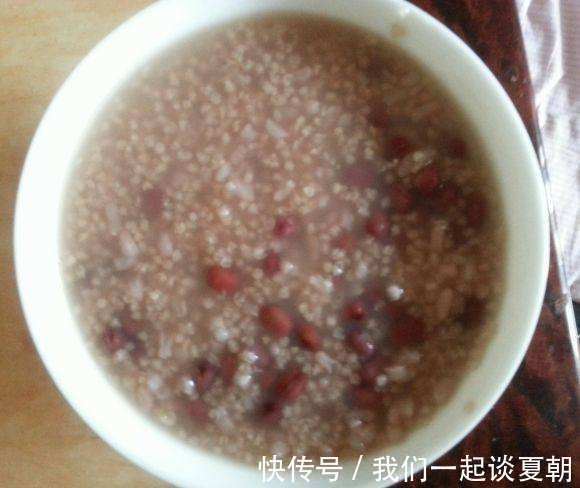 煮小米粥时,到底沸水下米还是凉水下米以后别再做错了啦!