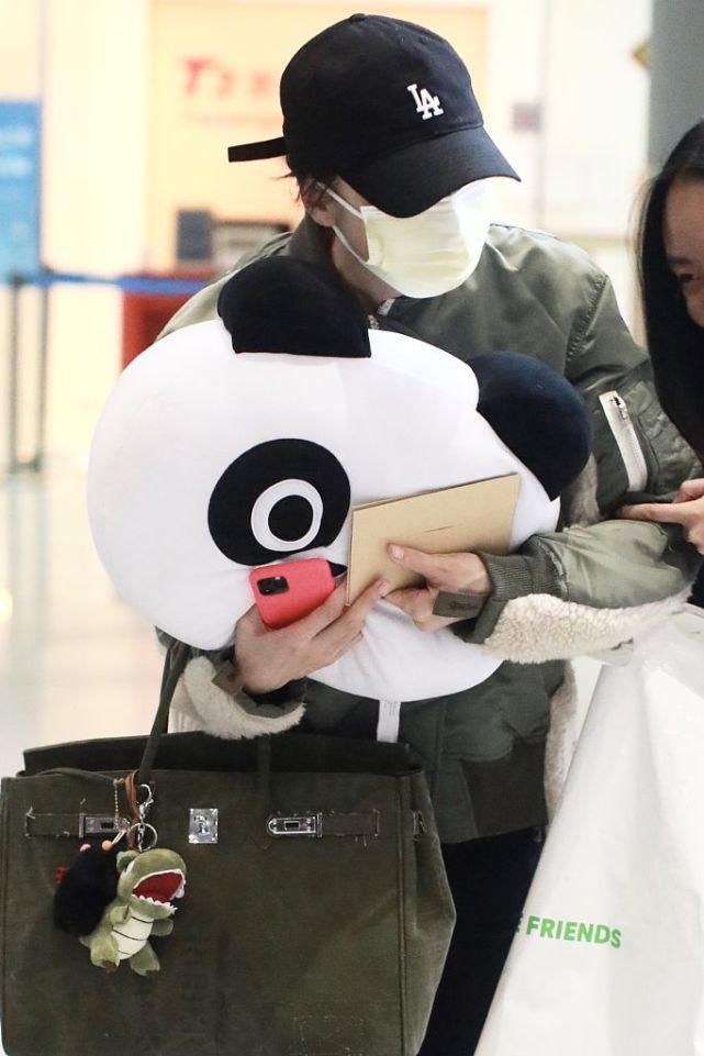 示意|宋佳机场被送熊猫抱枕礼貌接受 向粉丝挥手示意安静超低调