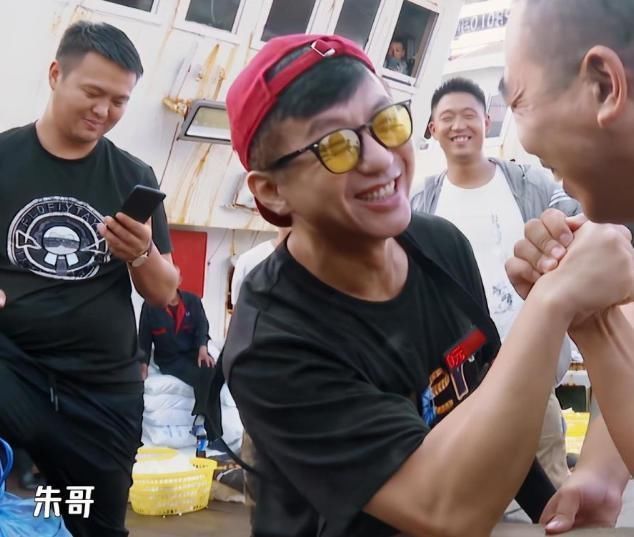 邓超与农民工扳手腕,比赛结束一个动作惹怒网友:嫌弃就别玩