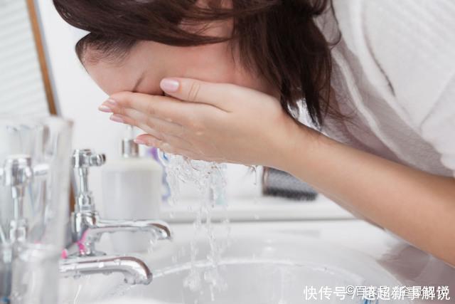 毛孔|爱长“闭口粉刺”的女生,每天坚持做这件事,皮肤白白净净又细腻