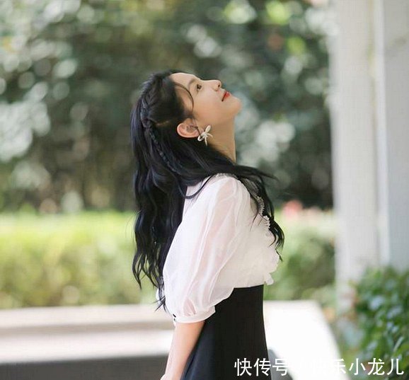 衬衫|薄纱衬衫配高腰A字裙清新时髦,回头率爆表