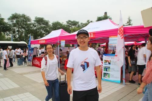 喜欢|为什么大学里很多学长学姐都喜欢迎接新生？学妹：含泪接受教训