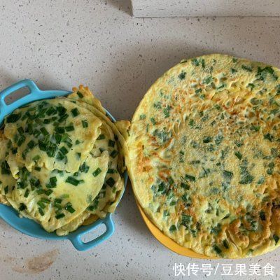 薄饼|别再出去吃了，韭菜鸡蛋饼-妈妈早餐自己做更好吃