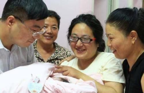 应该第一个抱新生儿的人,既不是爸爸也不是奶奶,听听护士的建议