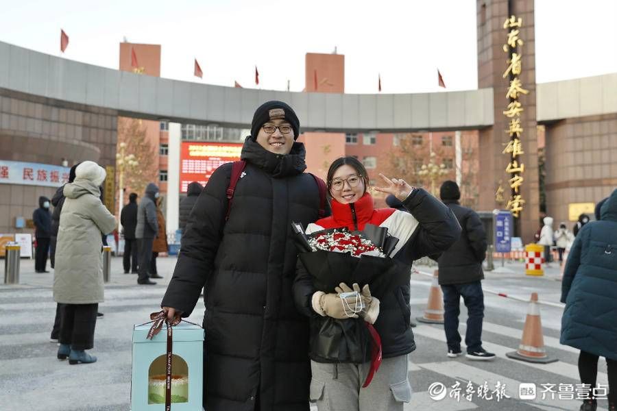 考场|壹图集｜考研初试结束，泰安一考点鲜花惊喜已送达