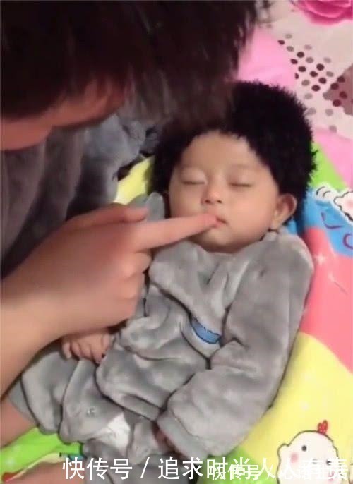 宝宝|男子去哄宝宝睡觉,睡着了也不舍得放下,妈妈在一旁醋味好大啊