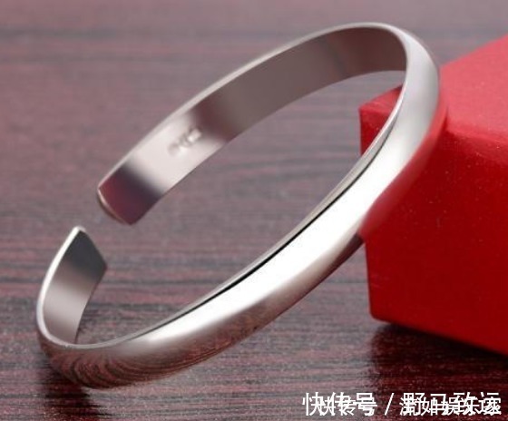 长期|女性长期佩戴“银手镯”,10年后身体会有啥变化大多数人戴错了