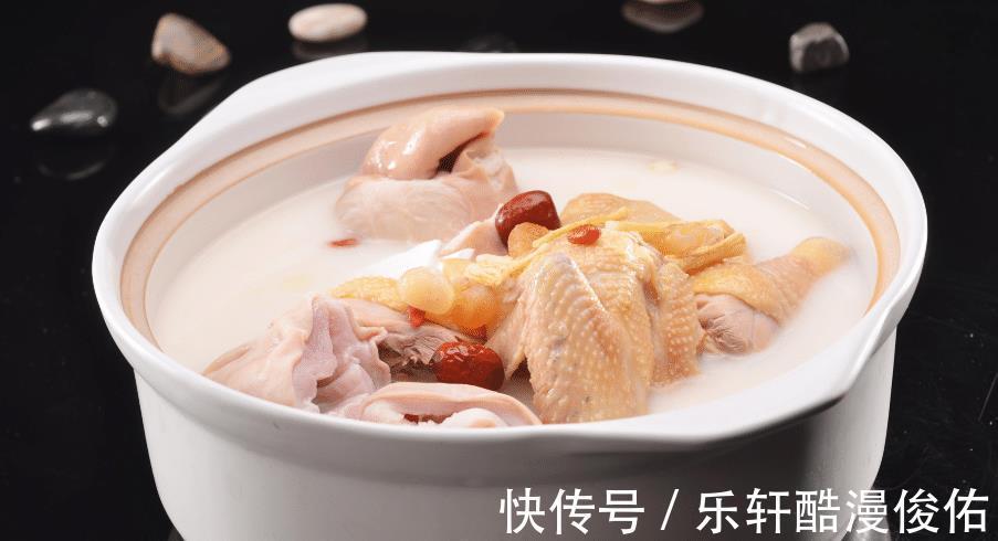 汤鲜味美的猪肚鸡，做法其实并不难，调料狠重要