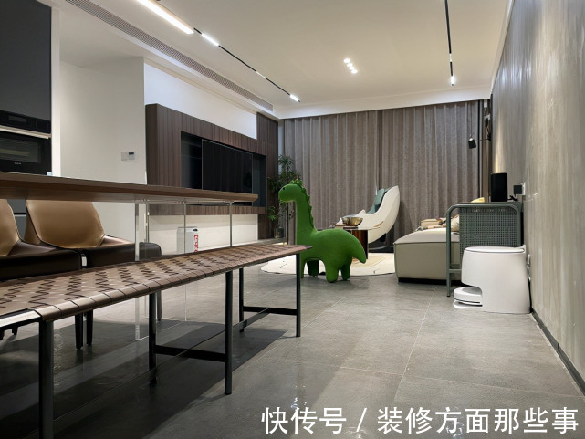 爱格|115平现代简约风,灰色影视墙是格栅和木饰面的结合