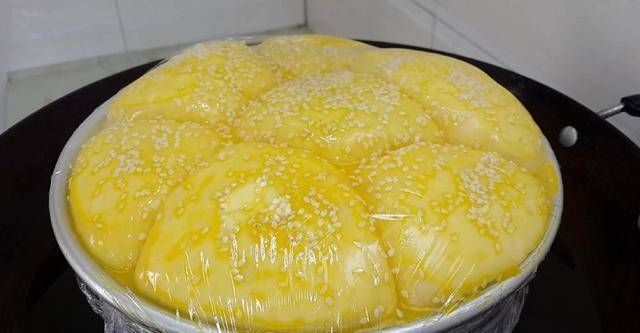 保鲜膜|面包很好吃,有4个鸡蛋,又软又甜,不用烤箱你就能成功