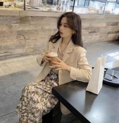 西装+碎花连衣裙=时髦洋气!开春这么穿特吸睛