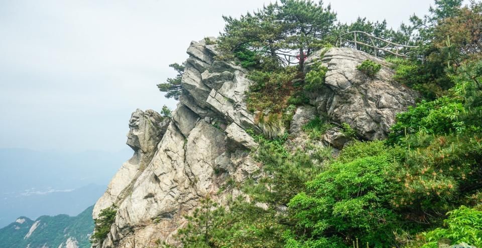 看奇峰怪石都是“三分像，七分想”，大别山腹地的天堂寨恰恰相反