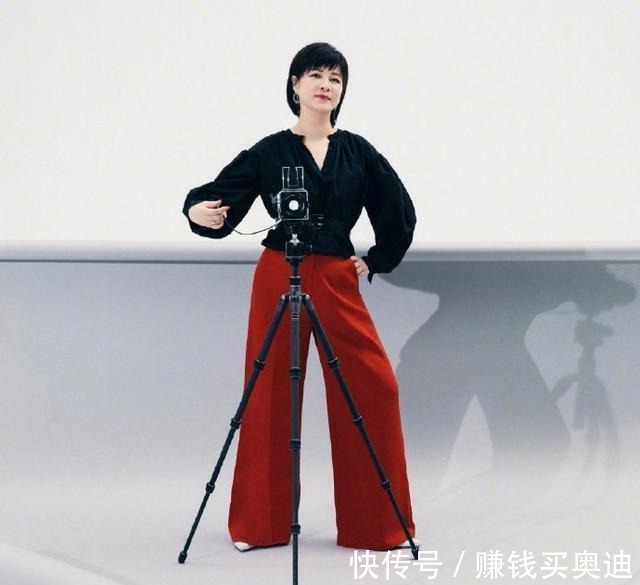 穿搭|杜华也拍时尚画报了!短发+红裙高级又干练,皮肤保养得相当不错!