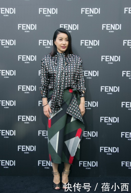 一身|我被郭晶晶的“豪门气质”迷住了,一身高调打扮,比平常高贵多了