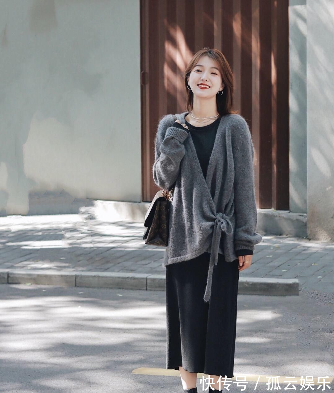 美眉 早秋穿搭值得,针织衫搭配半身裙或牛仔裤,轻松穿出名媛气质