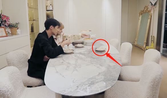 麦迪娜的婆婆偷吃鸡腿，姜潮一脸茫然，节目组也救不了场！