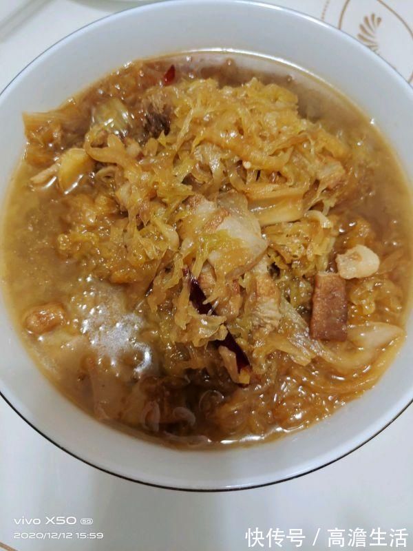 五花肉炖酸菜健康营养、不油不腻,一家人晚饭吃真舒服