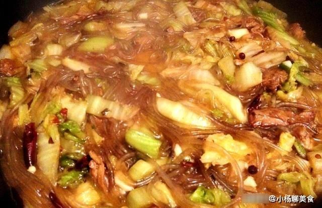 白菜炖粉条的做法很简单，只需6个步骤，白菜入味，粉条软糯可口