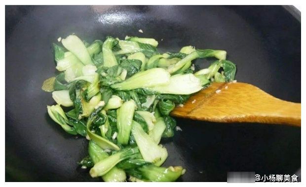 炒青菜怎么做颜色不发黑？50岁厨师长教你7个诀窍，青菜久放翠