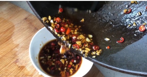 做白灼虾时,千万不要傻傻的冷水下锅煮,多加这1步,虾肉更鲜嫩