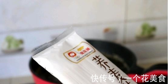 拌面还是香菇肉酱好吃,经典的味道,顺滑劲道!