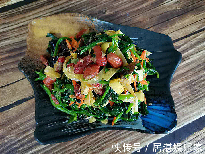 入味|做凉拌菠菜时,直接焯水是大错!多加这1步,菠菜更翠绿,更入味
