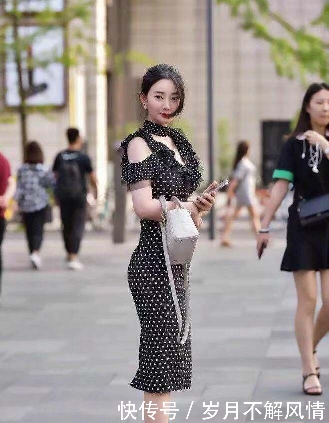 羡慕|街拍:身材苗条有型的美女,漂亮前卫,身材比例看着羡慕!