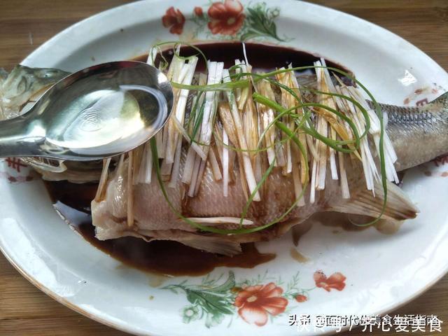 清蒸鲈鱼!冷水上锅蒸还是热水蒸,很多人搞错了,鱼肉不鲜有腥味