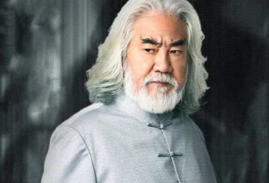 杜星霖不再低调！公开晒合影秀恩爱，张纪中霸气将娇妻拥入怀中