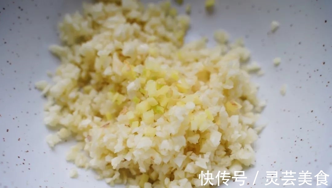 浓郁|吃8个扇贝要配2头蒜，这样的蒜蓉粉丝蒸扇贝味最正！蒜香超浓郁！