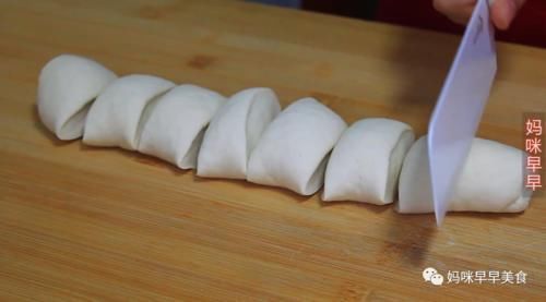 韭菜|这才是韭菜馅饼的正确做法,皮薄如纸,鲜香浓郁,一次8个不够吃