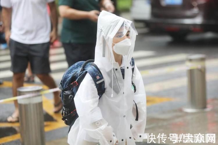 入学|一年级“小萌新”雨中入学