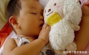 睡眠时间|孩子如果经常这么睡觉,以后可能与高个子无缘,父母要多加注意了