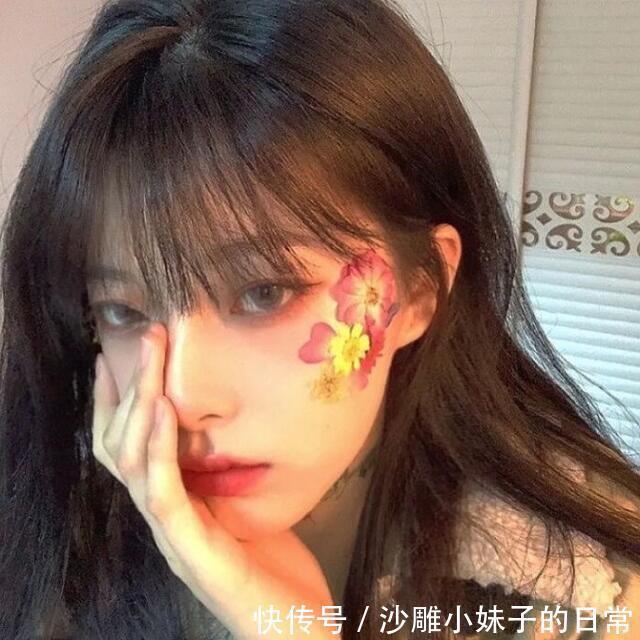 |幽默笑话:今天早上上班时间有点紧,裤子忘记扎腰带了,在地铁上坐着总感觉裤子往下掉