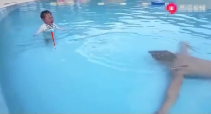 小孩|爸爸假装倒在水中,小宝宝果断下水去救他,看到这画面眼圈红了