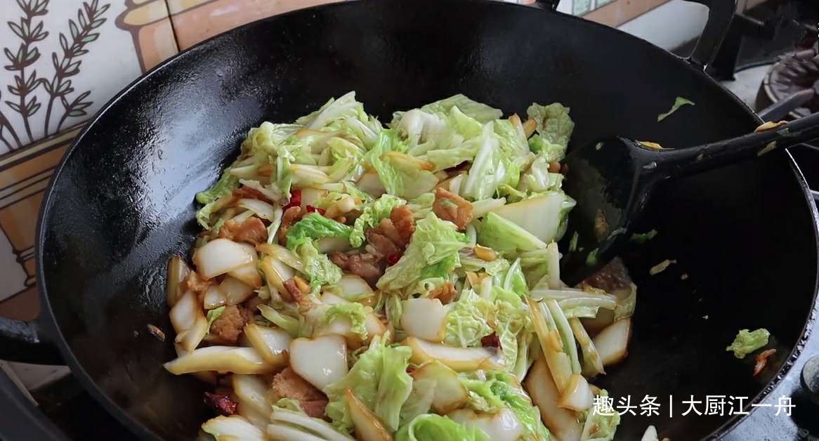 白菜炖豆腐怎样做才好吃原来做法有诀窍,一次炖一锅,太解馋了!