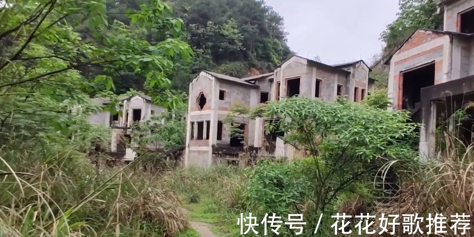 南山|重庆烂尾别墅群,神秘买家以5折价格买了一套400万的烂尾楼