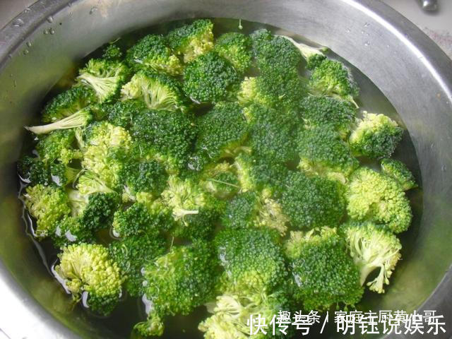西兰花|炒西兰花时,直接焯水就错了,饭店都是用做法,难怪那么好吃