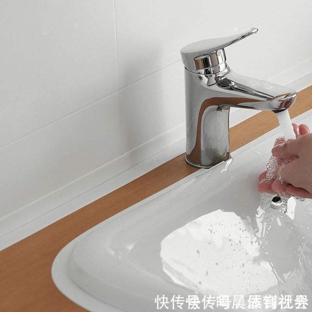 水槽处、马桶边老是发黑长霉?教你这样做,方法简单洁净如新