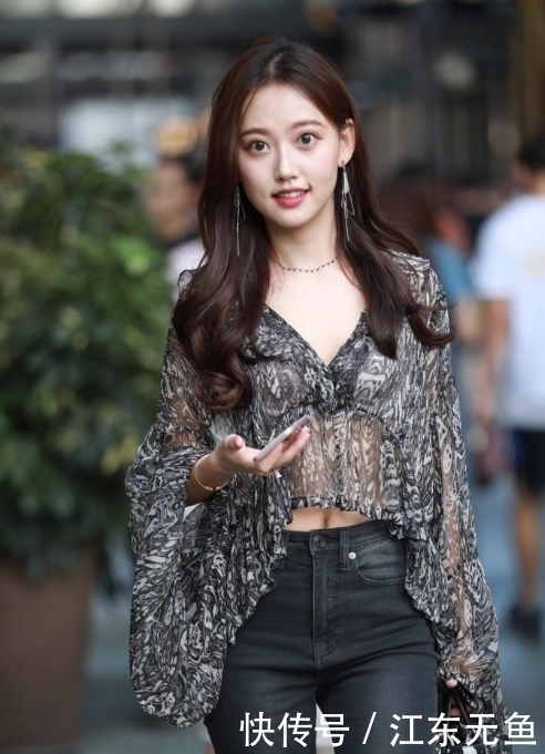 肤白貌美的小姐姐,透明上衣+牛仔裤,甜甜一笑很动人