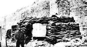 中国|日军躲在碉堡中，苏联人久攻无果，中国老农路过这还不简单啊！