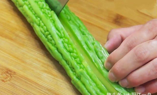 江一舟|苦瓜最正确的吃法,不炒蛋,不凉拌,学会这做法,我家孩子抢着吃