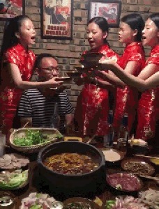 |搞笑GIF：妹子没钱买鞋子了，这样将就着穿看着都难受