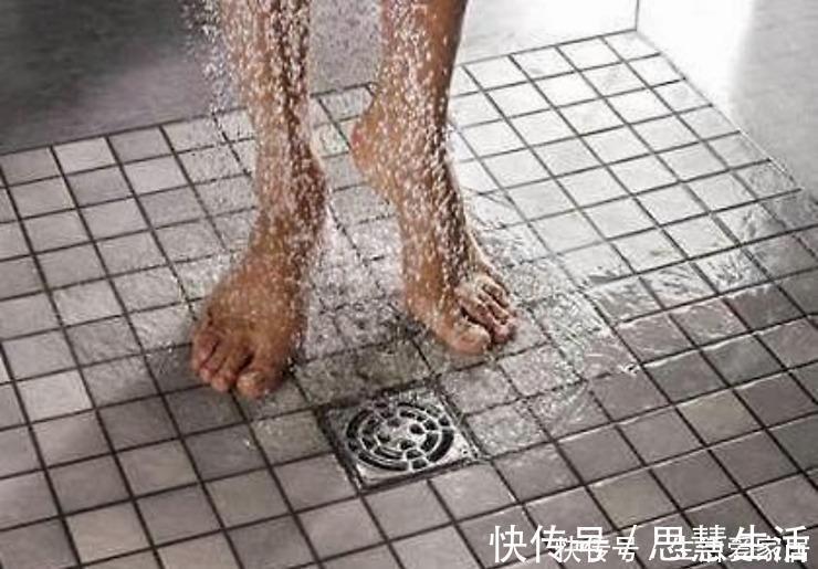 排水|卫生间地面不要做斜坡了,装这种排水快又防滑,不得不感叹聪明