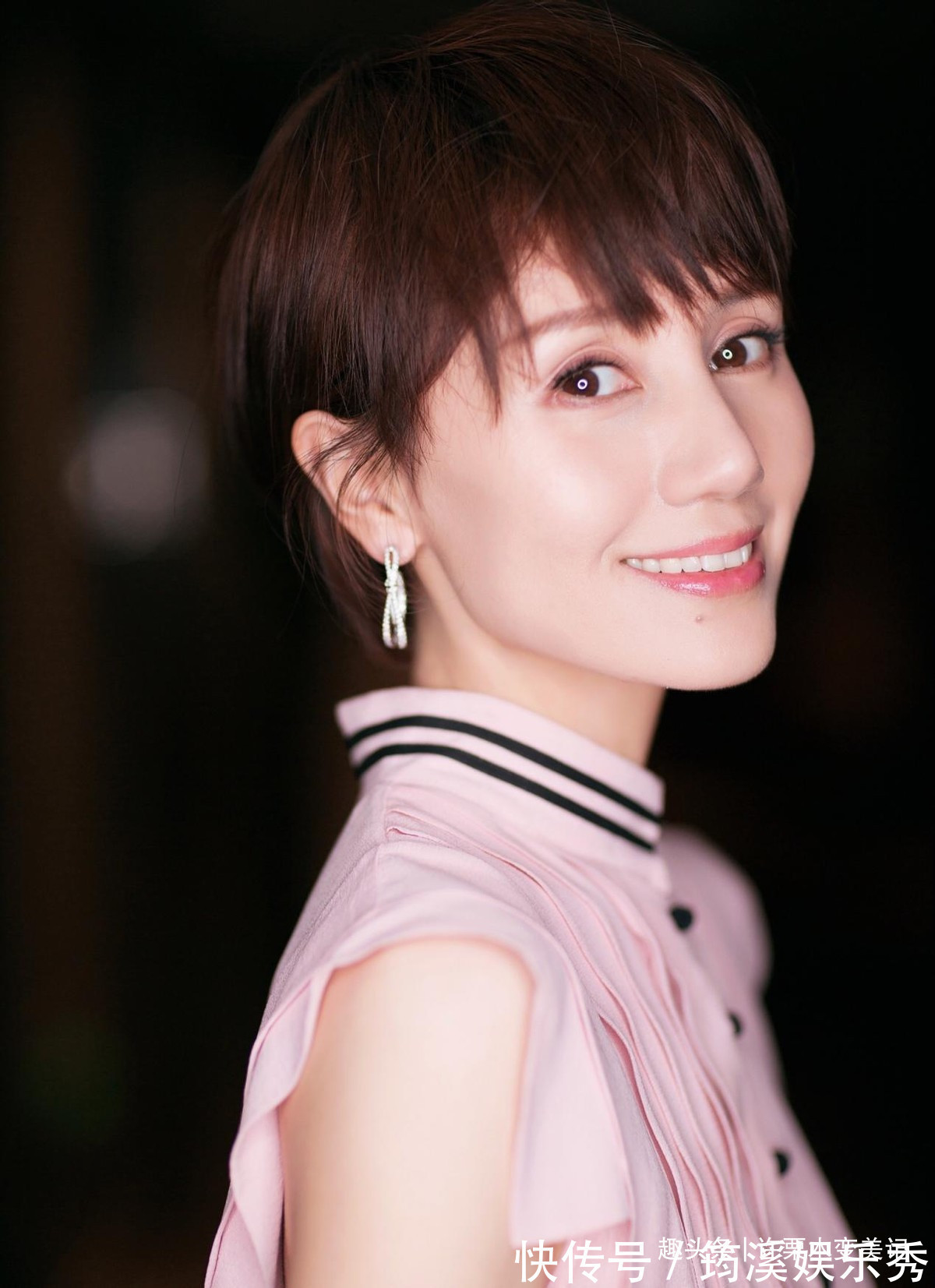 锁骨 奔五的女人尽量别留长发、烫卷发,推荐这5款发型,太减龄了