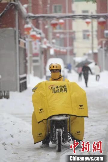 美团|为这些小哥哥们点赞！他们踏雪前行用包裹传递温暖