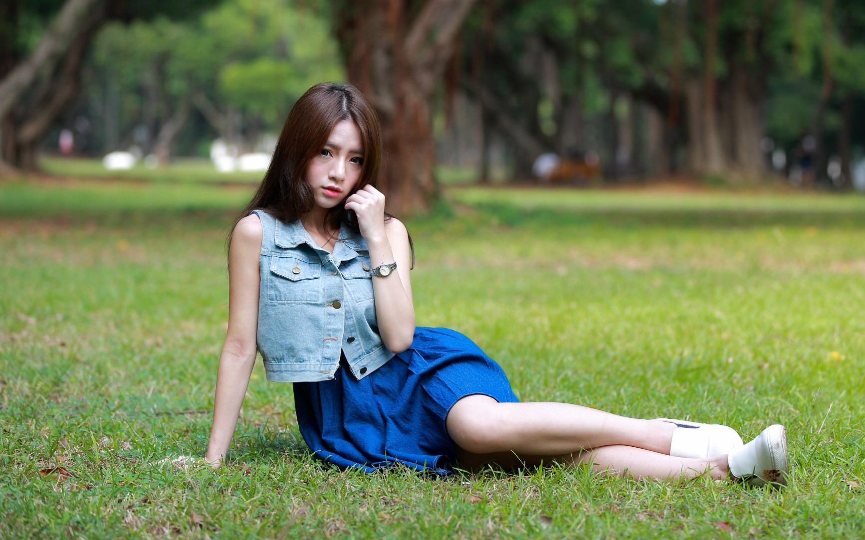 清新靓丽的牛仔吊带裙美女，搭配白色小鞋更是青春气息十足